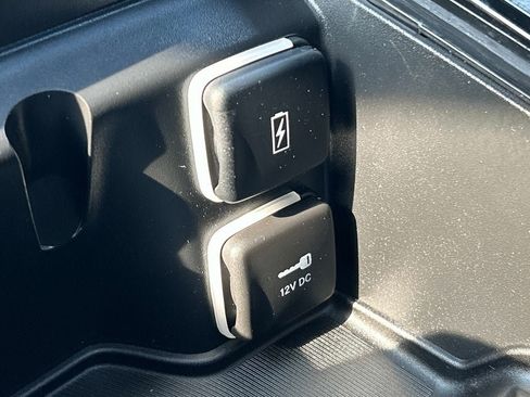 Used 2025 Chrysler Pacifica Limited FWD image 34