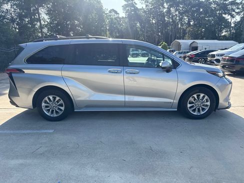 Used 2021 Toyota Sienna XLE FWD image 3