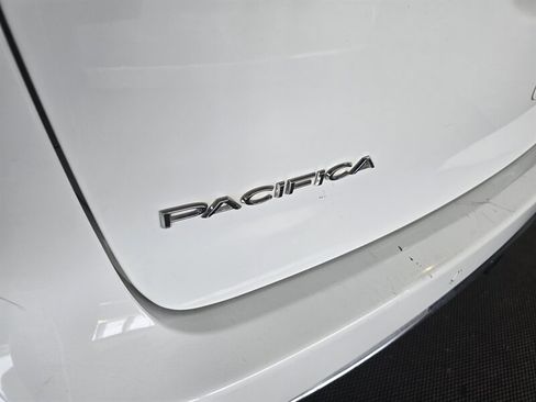 Used 2018 Chrysler Pacifica Limited image 35