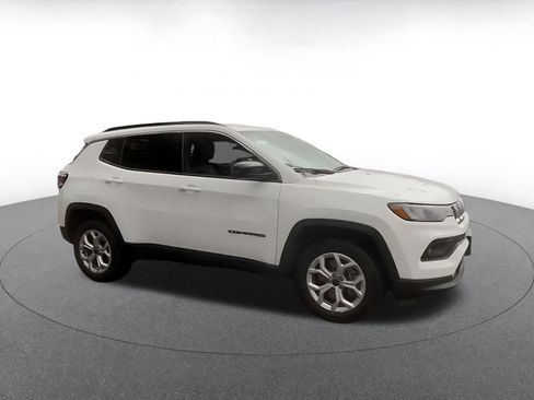 Used 2025 Jeep Compass Latitude image 2