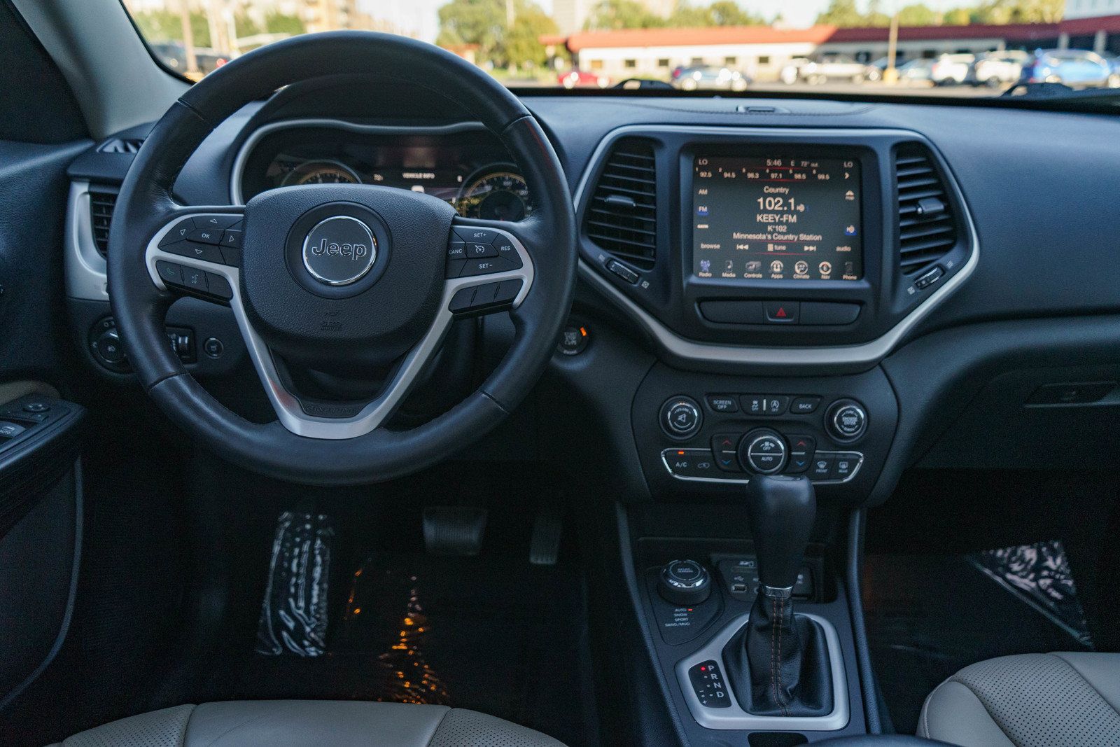 Used 2016 Jeep Cherokee Limited w/ Luxury Group AWD/4WD image 11
