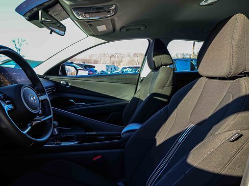 Used 2023 Hyundai Elantra SEL w/ Convenience Package image 8