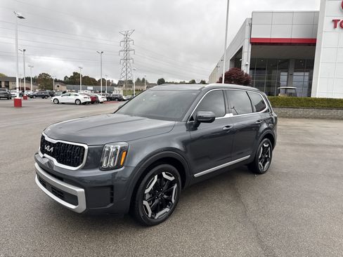 Used 2023 Kia Telluride EX w/ EX Captain's Chair Package image 7