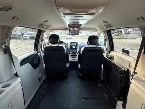 Used 2014 Chrysler Town & Country Touring image 34