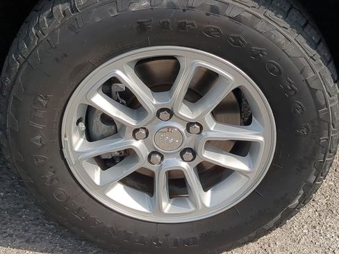 Used 2019 Jeep Grand Cherokee Laredo image 11