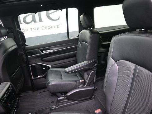 Used 2023 Jeep Wagoneer L Series III w/ Premium Group I AWD/4WD image 22