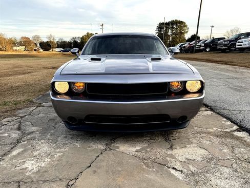 Used 2014 Dodge Challenger SXT image 2