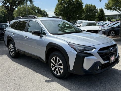 Used 2023 Subaru Outback Premium image 4