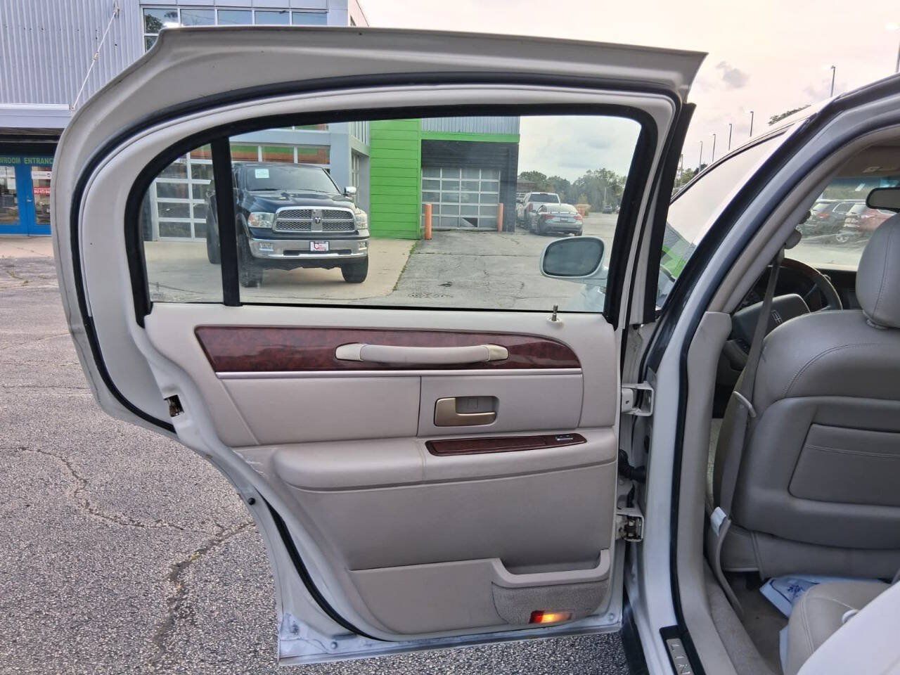 Used 2005 Lincoln Town Car Signature Limited RWD image 12