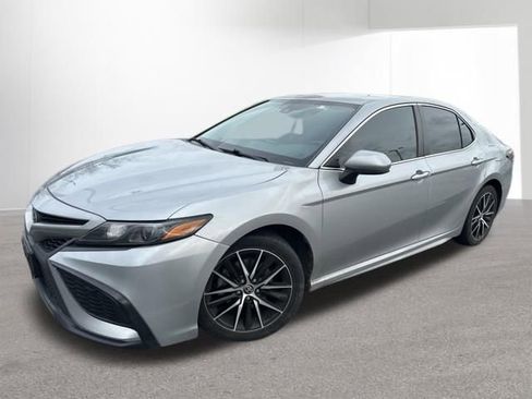 Used 2021 Toyota Camry SE image 1