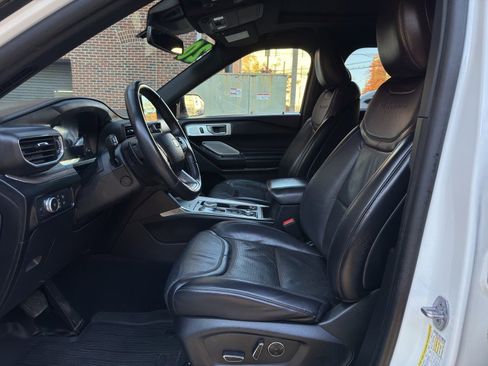 Used 2020 Ford Explorer Platinum w/ Premium Technology Package image 18
