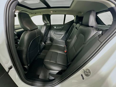 Used 2025 Volvo XC40 B5 Plus image 29