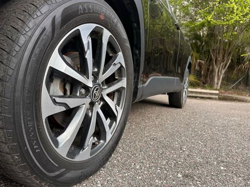 Used 2022 Toyota Corolla Cross XLE image 7