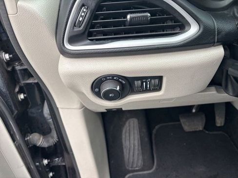 Used 2023 Chrysler Pacifica Touring-L FWD image 18