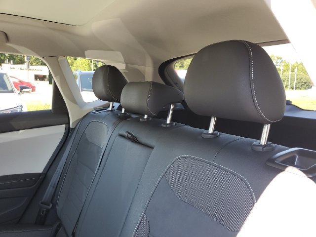 Certified 2025 Volkswagen Taos SE w/ Panoramic Sunroof Package FWD image 16