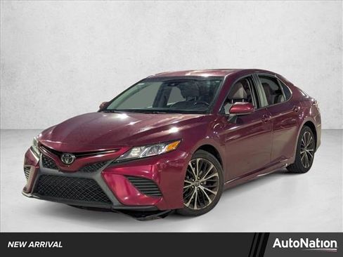 Used 2018 Toyota Camry SE image 1