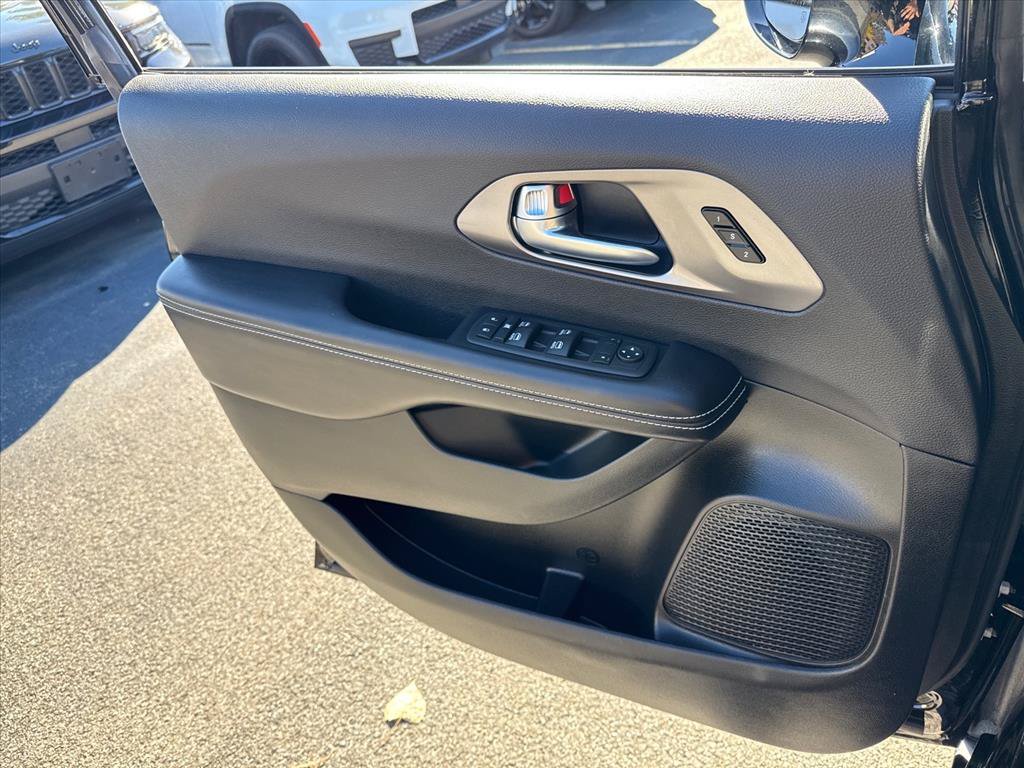 Used 2026 Chrysler Pacifica Select FWD image 21