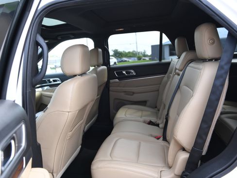 Used 2017 Ford Explorer Limited w/ Equipment Group 301A FWD image 11