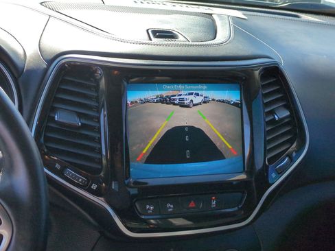 Used 2019 Jeep Cherokee Overland w/ Technology Group image 24