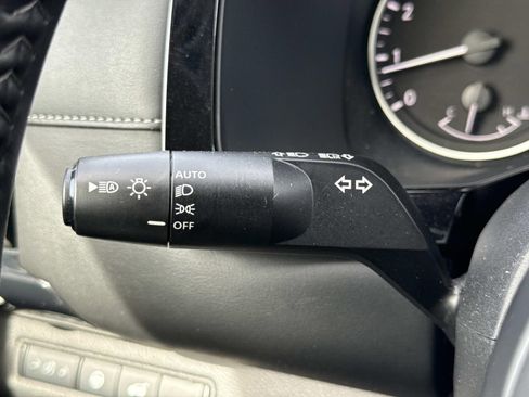 Used 2025 Nissan Pathfinder SV image 16