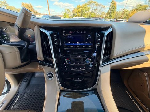 Used 2019 Cadillac Escalade Platinum image 21