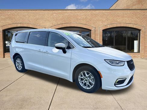 Used 2023 Chrysler Pacifica Touring-L FWD image 1