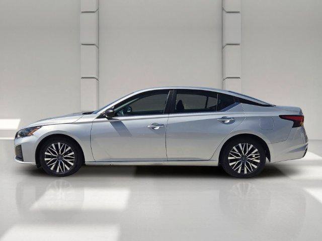 Used 2024 Nissan Altima 2.5 SV FWD image 2