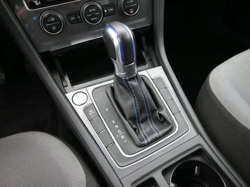 Used 2016 Volkswagen e-Golf SE w/ DC Fast Charging Package image 28