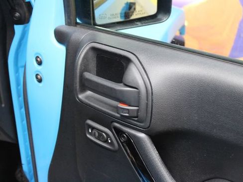 Used 2017 Jeep Wrangler Sahara AWD/4WD image 9