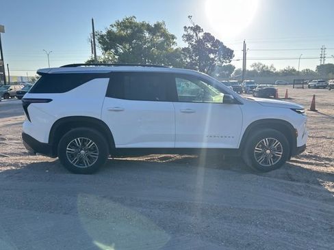 Used 2025 Chevrolet Traverse LT image 18