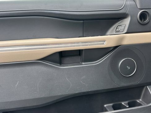 Used 2023 Ford Expedition Limited image 11