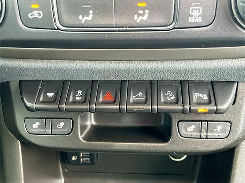 Used 2022 Chevrolet Colorado Z71 image 32