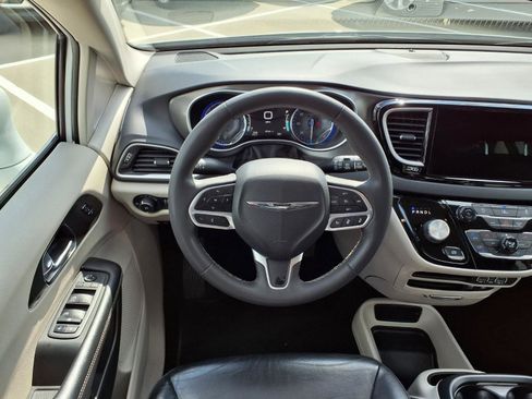 Used 2022 Chrysler Pacifica Touring-L image 15