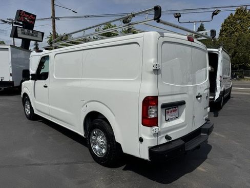 Used 2018 Nissan NV 3500 SV RWD image 2