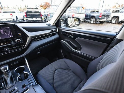 Used 2024 Toyota Highlander LE image 25