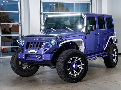 Used 2018 Jeep Wrangler Unlimited Sahara image 2