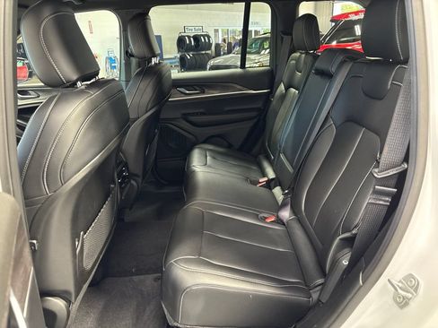 Used 2025 Jeep Grand Cherokee Limited AWD/4WD image 39