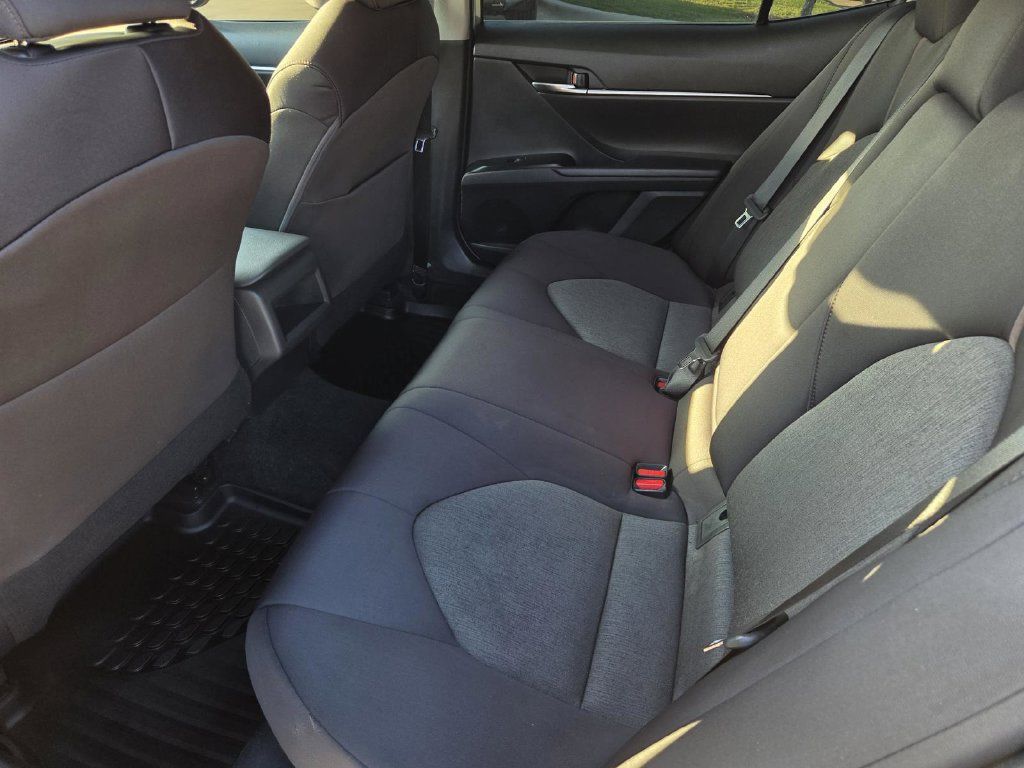 Used 2020 Toyota Camry LE FWD image 11