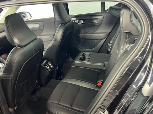 Used 2025 Volvo XC40 B5 Plus image 27