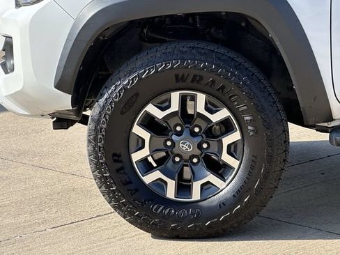 Used 2020 Toyota Tacoma TRD Off-Road w/ TRD Premium Off Road Package AWD/4WD image 11