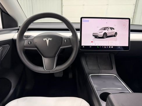 Used 2024 Tesla Model Y Long Range AWD/4WD image 19