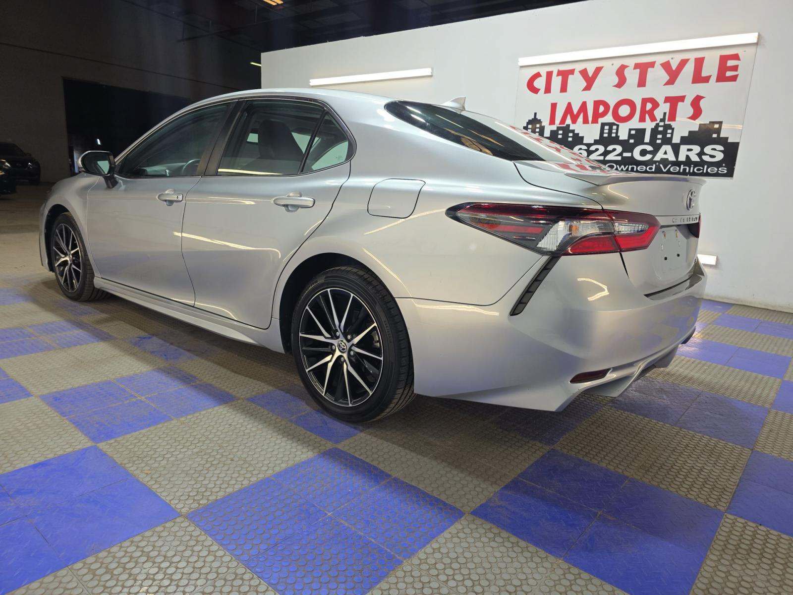 Used 2021 Toyota Camry SE w/ Convenience Package FWD image 3