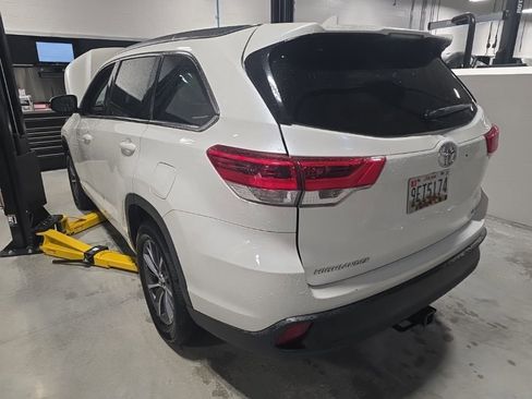 Used 2018 Toyota Highlander XLE w/ Carpet Mat Package (TMS) image 5