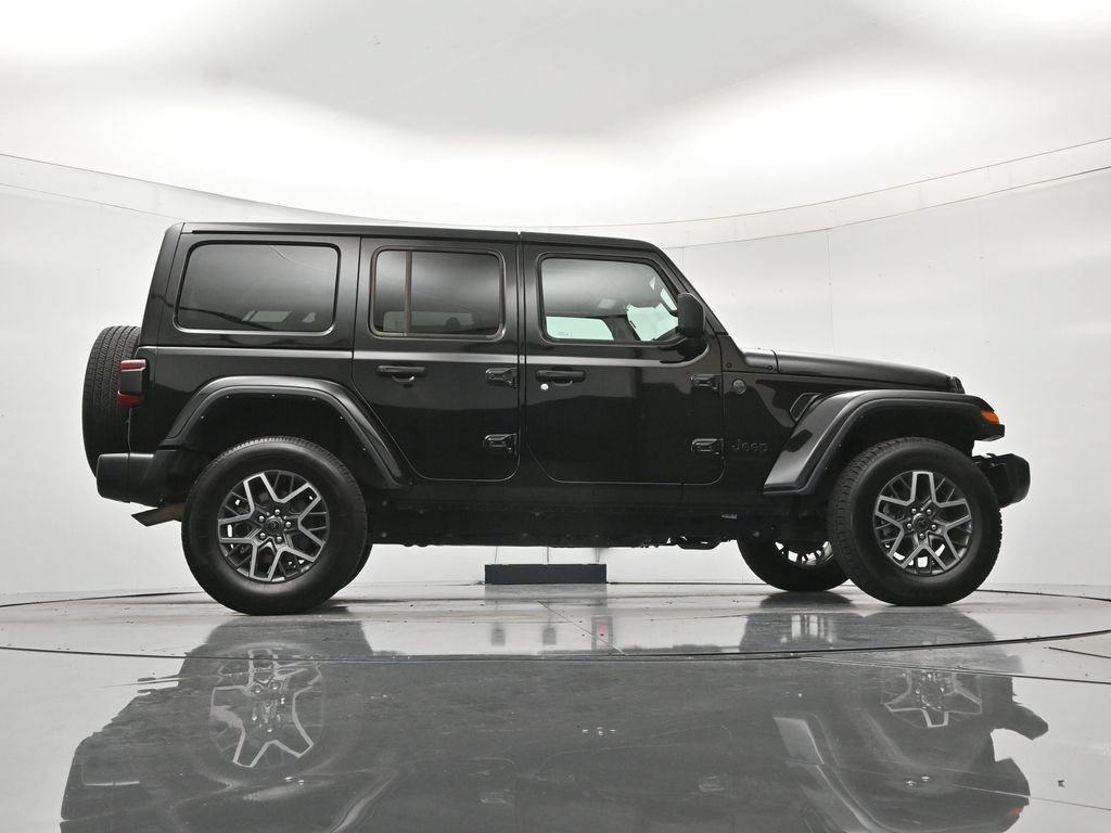 Used 2025 Jeep Wrangler Unlimited Sahara AWD/4WD image 39