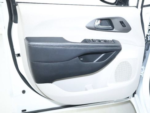 Used 2024 Chrysler Pacifica Limited FWD image 15