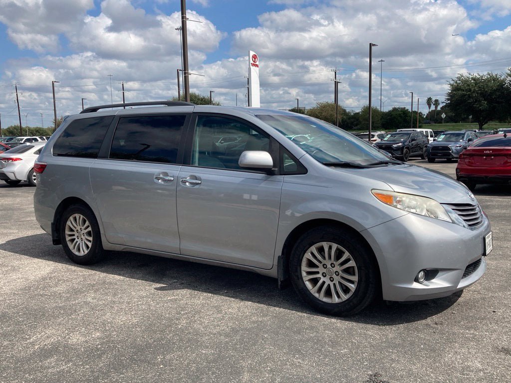 Used 2015 Toyota Sienna XLE Premium FWD image 2