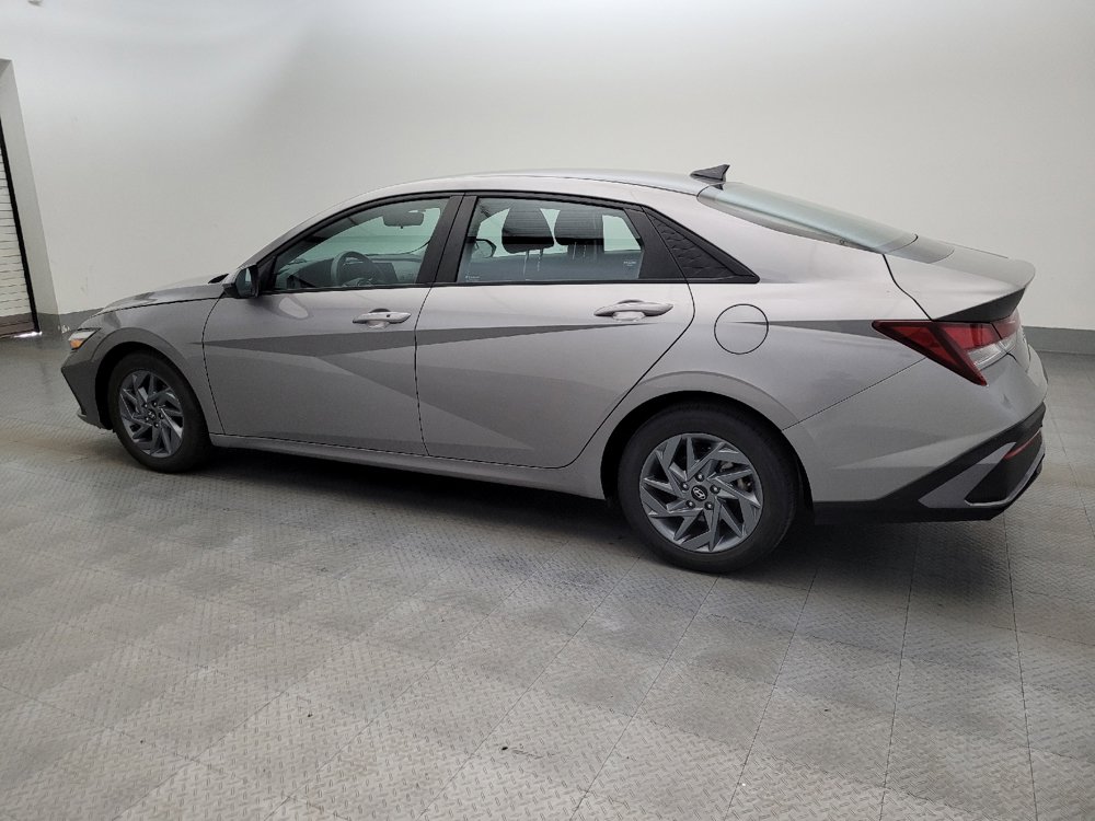 Used 2024 Hyundai Elantra SEL FWD image 3