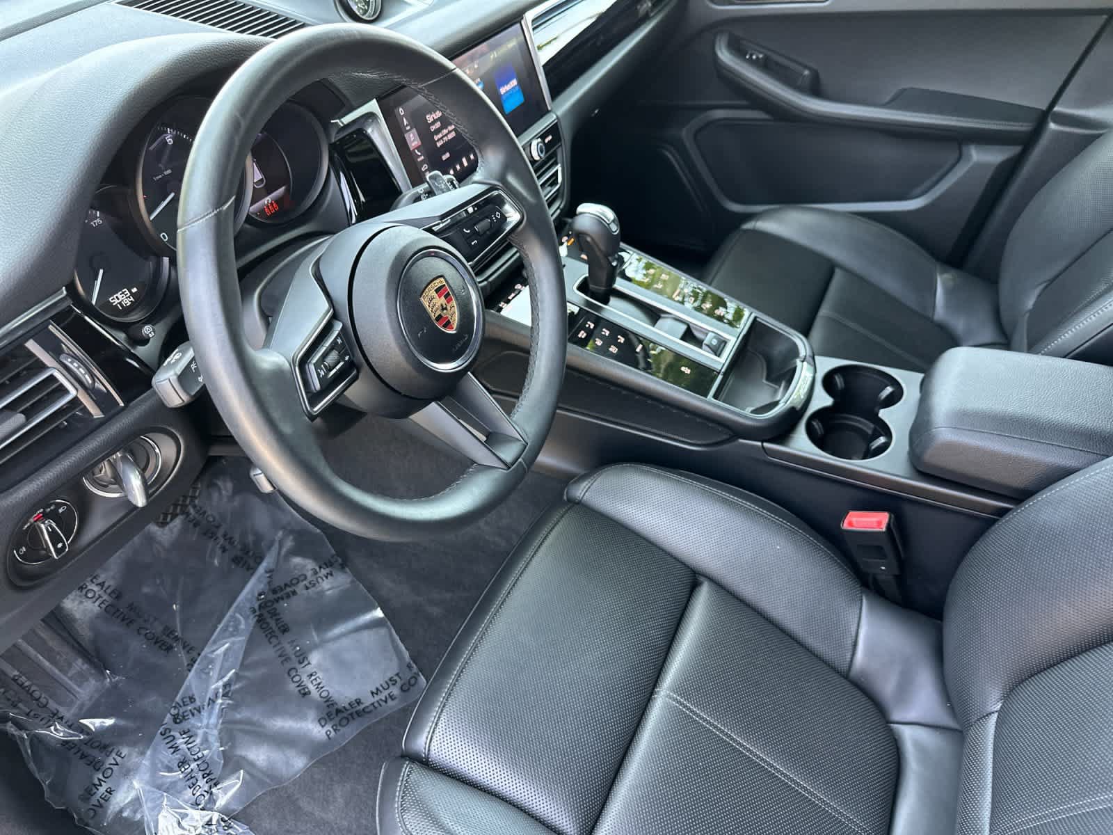 Certified 2025 Porsche Macan AWD/4WD image 4