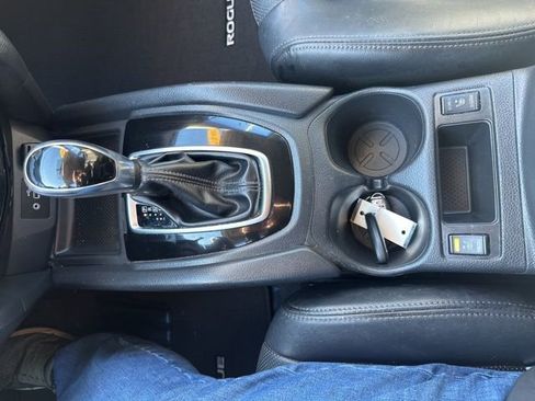 Used 2018 Nissan Rogue SV w/ Premium Package image 17