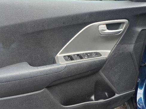 Used 2019 Kia Niro LX image 11